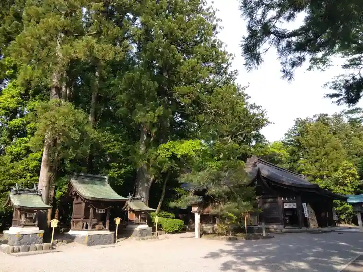 雄山神社前立社壇の{uncategorized: "未分類", other: "その他", undefined: "問題あり", building: "その他建物", grave: "お墓", sacred_gate: "鳥居", guardian: "狛犬", statue: "像", buddha: "仏像", history: "歴史", nature: "自然", garden: "庭園", animal: "動物", pagoda: "塔", temizu: "手水舎", mountain_gate: "山門・神門", sanctuary: "本殿・本堂", subordinate: "末社・摂社", art: "芸術", scenery: "景色", jizo: "地蔵", ema: "絵馬", goshuin: "御朱印", omikuji: "おみくじ", items: "授与品その他", amulet: "お守り", goshuincho: "御朱印帳", eats: "食事", festival: "お祭り", votive_dance: "神楽", shichigosan: "七五三参", wedding: "結婚式", experience: "体験その他", initially: "初詣", around: "周辺", anti_infection: "感染症対策"}