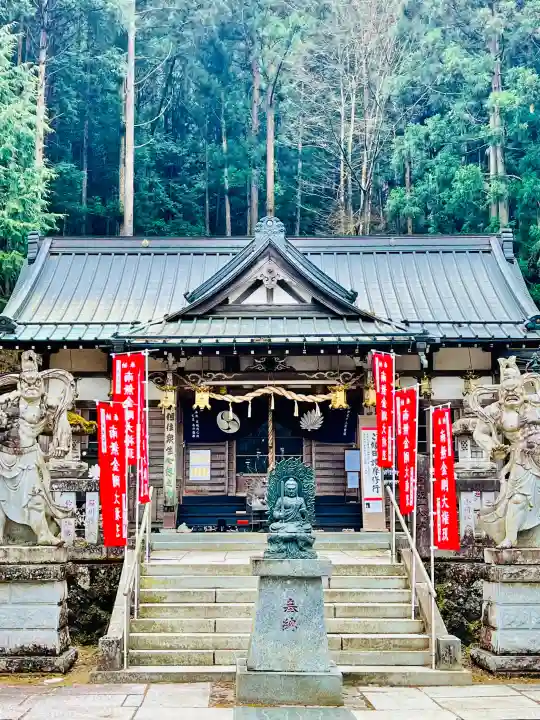 金剛山瑞峯寺(金剛不動尊) の{uncategorized: "未分類", other: "その他", undefined: "問題あり", building: "その他建物", grave: "お墓", sacred_gate: "鳥居", guardian: "狛犬", statue: "像", buddha: "仏像", history: "歴史", nature: "自然", garden: "庭園", animal: "動物", pagoda: "塔", temizu: "手水舎", mountain_gate: "山門・神門", sanctuary: "本殿・本堂", subordinate: "末社・摂社", art: "芸術", scenery: "景色", jizo: "地蔵", ema: "絵馬", goshuin: "御朱印", omikuji: "おみくじ", items: "授与品その他", amulet: "お守り", goshuincho: "御朱印帳", eats: "食事", festival: "お祭り", votive_dance: "神楽", shichigosan: "七五三参", wedding: "結婚式", experience: "体験その他", initially: "初詣", around: "周辺", anti_infection: "感染症対策"}