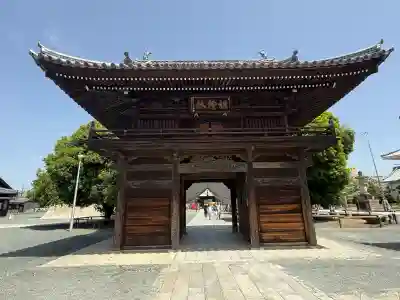 豊川閣　妙厳寺の山門・神門