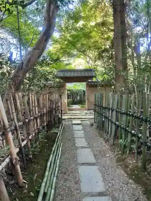 厭離庵の{uncategorized: "未分類", other: "その他", undefined: "問題あり", building: "その他建物", grave: "お墓", sacred_gate: "鳥居", guardian: "狛犬", statue: "像", buddha: "仏像", history: "歴史", nature: "自然", garden: "庭園", animal: "動物", pagoda: "塔", temizu: "手水舎", mountain_gate: "山門・神門", sanctuary: "本殿・本堂", subordinate: "末社・摂社", art: "芸術", scenery: "景色", jizo: "地蔵", ema: "絵馬", goshuin: "御朱印", omikuji: "おみくじ", items: "授与品その他", amulet: "お守り", goshuincho: "御朱印帳", eats: "食事", festival: "お祭り", votive_dance: "神楽", shichigosan: "七五三参", wedding: "結婚式", experience: "体験その他", initially: "初詣", around: "周辺", anti_infection: "感染症対策"}