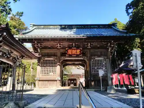 久遠寺の山門