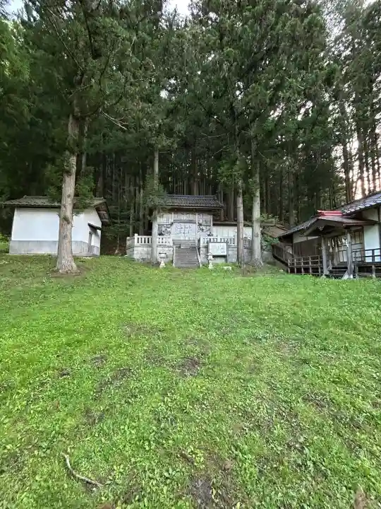 野平神社の{uncategorized: "未分類", other: "その他", undefined: "問題あり", building: "その他建物", grave: "お墓", sacred_gate: "鳥居", guardian: "狛犬", statue: "像", buddha: "仏像", history: "歴史", nature: "自然", garden: "庭園", animal: "動物", pagoda: "塔", temizu: "手水舎", mountain_gate: "山門・神門", sanctuary: "本殿・本堂", subordinate: "末社・摂社", art: "芸術", scenery: "景色", jizo: "地蔵", ema: "絵馬", goshuin: "御朱印", omikuji: "おみくじ", items: "授与品その他", amulet: "お守り", goshuincho: "御朱印帳", eats: "食事", festival: "お祭り", votive_dance: "神楽", shichigosan: "七五三参", wedding: "結婚式", experience: "体験その他", initially: "初詣", around: "周辺", anti_infection: "感染症対策"}