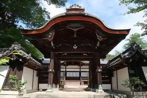 西教寺の山門