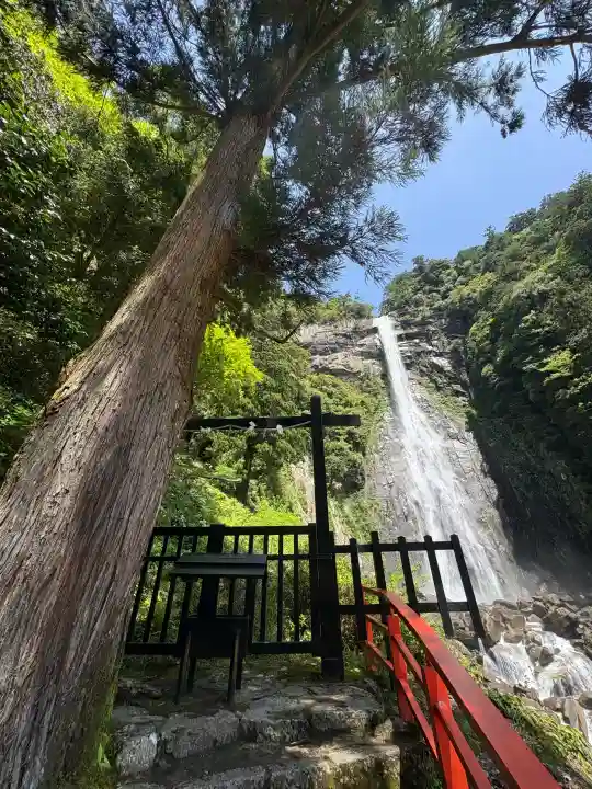 飛瀧神社(熊野那智大社別宮)の{uncategorized: "未分類", other: "その他", undefined: "問題あり", building: "その他建物", grave: "お墓", sacred_gate: "鳥居", guardian: "狛犬", statue: "像", buddha: "仏像", history: "歴史", nature: "自然", garden: "庭園", animal: "動物", pagoda: "塔", temizu: "手水舎", mountain_gate: "山門・神門", sanctuary: "本殿・本堂", subordinate: "末社・摂社", art: "芸術", scenery: "景色", jizo: "地蔵", ema: "絵馬", goshuin: "御朱印", omikuji: "おみくじ", items: "授与品その他", amulet: "お守り", goshuincho: "御朱印帳", eats: "食事", festival: "お祭り", votive_dance: "神楽", shichigosan: "七五三参", wedding: "結婚式", experience: "体験その他", initially: "初詣", around: "周辺", anti_infection: "感染症対策"}