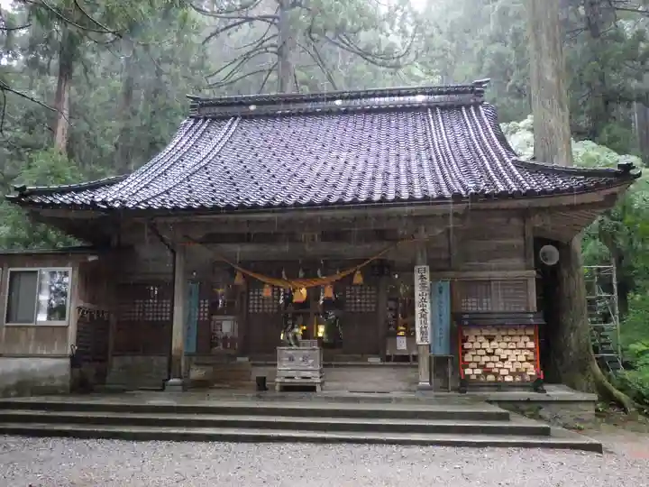 雄山神社中宮祈願殿の本殿・本堂