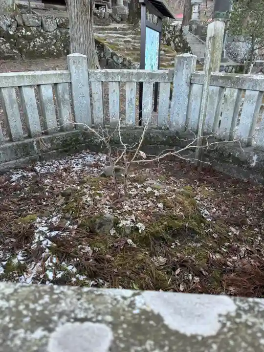 諏訪大社上社前宮の{uncategorized: "未分類", other: "その他", undefined: "問題あり", building: "その他建物", grave: "お墓", sacred_gate: "鳥居", guardian: "狛犬", statue: "像", buddha: "仏像", history: "歴史", nature: "自然", garden: "庭園", animal: "動物", pagoda: "塔", temizu: "手水舎", mountain_gate: "山門・神門", sanctuary: "本殿・本堂", subordinate: "末社・摂社", art: "芸術", scenery: "景色", jizo: "地蔵", ema: "絵馬", goshuin: "御朱印", omikuji: "おみくじ", items: "授与品その他", amulet: "お守り", goshuincho: "御朱印帳", eats: "食事", festival: "お祭り", votive_dance: "神楽", shichigosan: "七五三参", wedding: "結婚式", experience: "体験その他", initially: "初詣", around: "周辺", anti_infection: "感染症対策"}