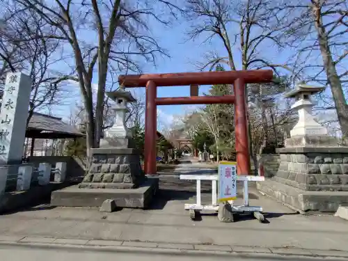 永山神社の{uncategorized: "未分類", other: "その他", undefined: "問題あり", building: "その他建物", grave: "お墓", sacred_gate: "鳥居", guardian: "狛犬", statue: "像", buddha: "仏像", history: "歴史", nature: "自然", garden: "庭園", animal: "動物", pagoda: "塔", temizu: "手水舎", mountain_gate: "山門・神門", sanctuary: "本殿・本堂", subordinate: "末社・摂社", art: "芸術", scenery: "景色", jizo: "地蔵", ema: "絵馬", goshuin: "御朱印", omikuji: "おみくじ", items: "授与品その他", amulet: "お守り", goshuincho: "御朱印帳", eats: "食事", festival: "お祭り", votive_dance: "神楽", shichigosan: "七五三参", wedding: "結婚式", experience: "体験その他", initially: "初詣", around: "周辺", anti_infection: "感染症対策"}
