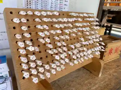 岩国白蛇神社の{uncategorized: "未分類", other: "その他", undefined: "問題あり", building: "その他建物", grave: "お墓", sacred_gate: "鳥居", guardian: "狛犬", statue: "像", buddha: "仏像", history: "歴史", nature: "自然", garden: "庭園", animal: "動物", pagoda: "塔", temizu: "手水舎", mountain_gate: "山門・神門", sanctuary: "本殿・本堂", subordinate: "末社・摂社", art: "芸術", scenery: "景色", jizo: "地蔵", ema: "絵馬", goshuin: "御朱印", omikuji: "おみくじ", items: "授与品その他", amulet: "お守り", goshuincho: "御朱印帳", eats: "食事", festival: "お祭り", votive_dance: "神楽", shichigosan: "七五三参", wedding: "結婚式", experience: "体験その他", initially: "初詣", around: "周辺", anti_infection: "感染症対策"}