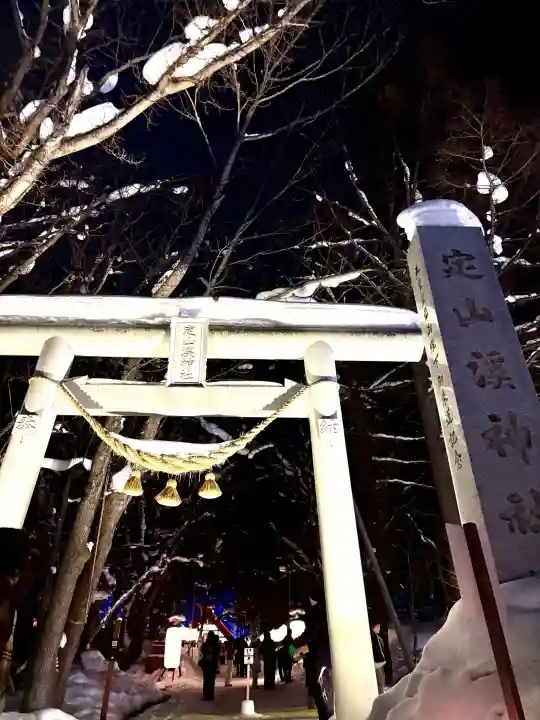 定山渓神社の{uncategorized: "未分類", other: "その他", undefined: "問題あり", building: "その他建物", grave: "お墓", sacred_gate: "鳥居", guardian: "狛犬", statue: "像", buddha: "仏像", history: "歴史", nature: "自然", garden: "庭園", animal: "動物", pagoda: "塔", temizu: "手水舎", mountain_gate: "山門・神門", sanctuary: "本殿・本堂", subordinate: "末社・摂社", art: "芸術", scenery: "景色", jizo: "地蔵", ema: "絵馬", goshuin: "御朱印", omikuji: "おみくじ", items: "授与品その他", amulet: "お守り", goshuincho: "御朱印帳", eats: "食事", festival: "お祭り", votive_dance: "神楽", shichigosan: "七五三参", wedding: "結婚式", experience: "体験その他", initially: "初詣", around: "周辺", anti_infection: "感染症対策"}