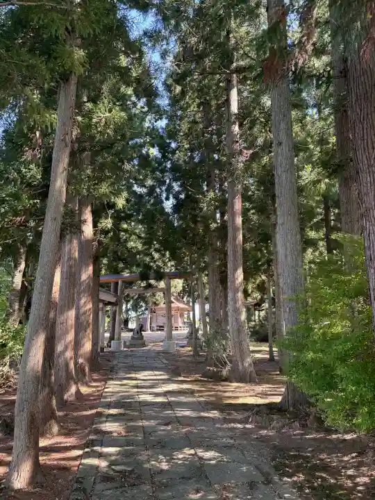 神明社の{uncategorized: "未分類", other: "その他", undefined: "問題あり", building: "その他建物", grave: "お墓", sacred_gate: "鳥居", guardian: "狛犬", statue: "像", buddha: "仏像", history: "歴史", nature: "自然", garden: "庭園", animal: "動物", pagoda: "塔", temizu: "手水舎", mountain_gate: "山門・神門", sanctuary: "本殿・本堂", subordinate: "末社・摂社", art: "芸術", scenery: "景色", jizo: "地蔵", ema: "絵馬", goshuin: "御朱印", omikuji: "おみくじ", items: "授与品その他", amulet: "お守り", goshuincho: "御朱印帳", eats: "食事", festival: "お祭り", votive_dance: "神楽", shichigosan: "七五三参", wedding: "結婚式", experience: "体験その他", initially: "初詣", around: "周辺", anti_infection: "感染症対策"}