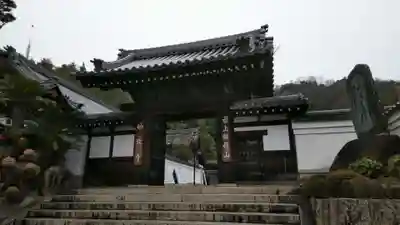 最上稲荷山妙教寺の山門・神門