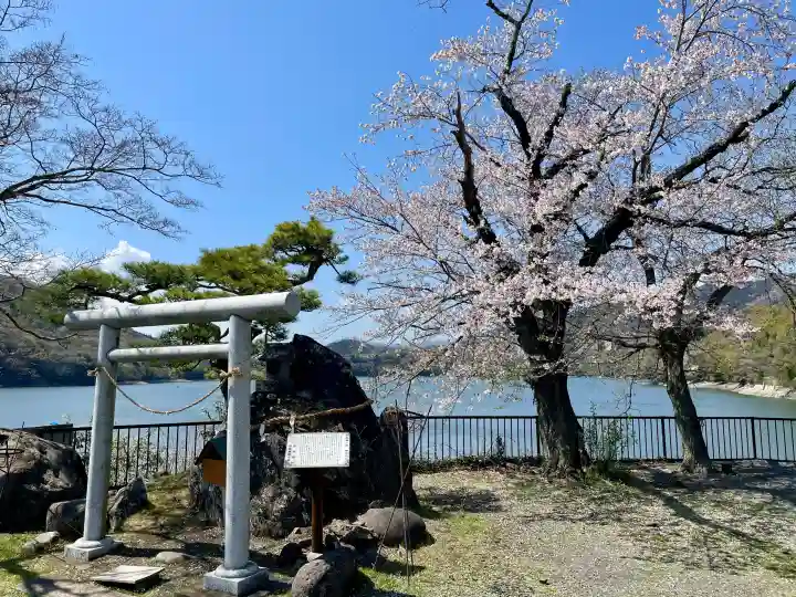 御供岩の{uncategorized: "未分類", other: "その他", undefined: "問題あり", building: "その他建物", grave: "お墓", sacred_gate: "鳥居", guardian: "狛犬", statue: "像", buddha: "仏像", history: "歴史", nature: "自然", garden: "庭園", animal: "動物", pagoda: "塔", temizu: "手水舎", mountain_gate: "山門・神門", sanctuary: "本殿・本堂", subordinate: "末社・摂社", art: "芸術", scenery: "景色", jizo: "地蔵", ema: "絵馬", goshuin: "御朱印", omikuji: "おみくじ", items: "授与品その他", amulet: "お守り", goshuincho: "御朱印帳", eats: "食事", festival: "お祭り", votive_dance: "神楽", shichigosan: "七五三参", wedding: "結婚式", experience: "体験その他", initially: "初詣", around: "周辺", anti_infection: "感染症対策"}