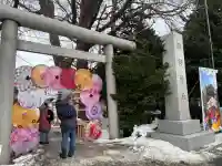 札幌諏訪神社の{uncategorized: "未分類", other: "その他", undefined: "問題あり", building: "その他建物", grave: "お墓", sacred_gate: "鳥居", guardian: "狛犬", statue: "像", buddha: "仏像", history: "歴史", nature: "自然", garden: "庭園", animal: "動物", pagoda: "塔", temizu: "手水舎", mountain_gate: "山門・神門", sanctuary: "本殿・本堂", subordinate: "末社・摂社", art: "芸術", scenery: "景色", jizo: "地蔵", ema: "絵馬", goshuin: "御朱印", omikuji: "おみくじ", items: "授与品その他", amulet: "お守り", goshuincho: "御朱印帳", eats: "食事", festival: "お祭り", votive_dance: "神楽", shichigosan: "七五三参", wedding: "結婚式", experience: "体験その他", initially: "初詣", around: "周辺", anti_infection: "感染症対策"}