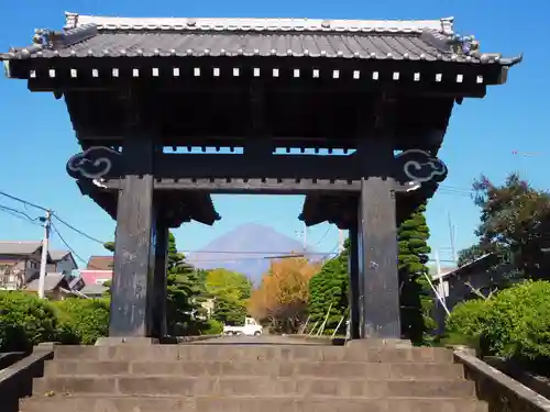 富士山久遠寺の山門