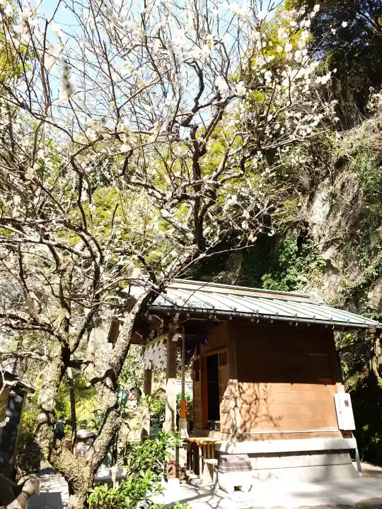 銭洗弁財天宇賀福神社の{uncategorized: "未分類", other: "その他", undefined: "問題あり", building: "その他建物", grave: "お墓", sacred_gate: "鳥居", guardian: "狛犬", statue: "像", buddha: "仏像", history: "歴史", nature: "自然", garden: "庭園", animal: "動物", pagoda: "塔", temizu: "手水舎", mountain_gate: "山門・神門", sanctuary: "本殿・本堂", subordinate: "末社・摂社", art: "芸術", scenery: "景色", jizo: "地蔵", ema: "絵馬", goshuin: "御朱印", omikuji: "おみくじ", items: "授与品その他", amulet: "お守り", goshuincho: "御朱印帳", eats: "食事", festival: "お祭り", votive_dance: "神楽", shichigosan: "七五三参", wedding: "結婚式", experience: "体験その他", initially: "初詣", around: "周辺", anti_infection: "感染症対策"}