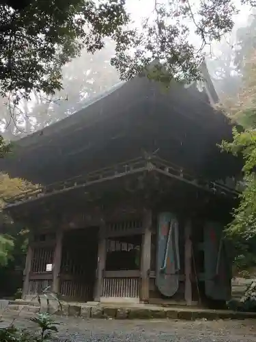 椎尾山薬王院の山門・神門