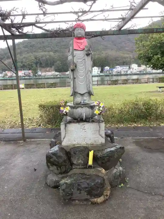 八大龍王本殿の地蔵