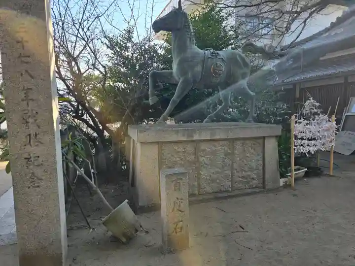 河内國魂神社の{uncategorized: "未分類", other: "その他", undefined: "問題あり", building: "その他建物", grave: "お墓", sacred_gate: "鳥居", guardian: "狛犬", statue: "像", buddha: "仏像", history: "歴史", nature: "自然", garden: "庭園", animal: "動物", pagoda: "塔", temizu: "手水舎", mountain_gate: "山門・神門", sanctuary: "本殿・本堂", subordinate: "末社・摂社", art: "芸術", scenery: "景色", jizo: "地蔵", ema: "絵馬", goshuin: "御朱印", omikuji: "おみくじ", items: "授与品その他", amulet: "お守り", goshuincho: "御朱印帳", eats: "食事", festival: "お祭り", votive_dance: "神楽", shichigosan: "七五三参", wedding: "結婚式", experience: "体験その他", initially: "初詣", around: "周辺", anti_infection: "感染症対策"}