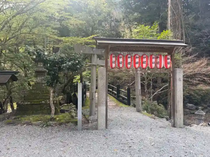 川上山若宮八幡宮の{uncategorized: "未分類", other: "その他", undefined: "問題あり", building: "その他建物", grave: "お墓", sacred_gate: "鳥居", guardian: "狛犬", statue: "像", buddha: "仏像", history: "歴史", nature: "自然", garden: "庭園", animal: "動物", pagoda: "塔", temizu: "手水舎", mountain_gate: "山門・神門", sanctuary: "本殿・本堂", subordinate: "末社・摂社", art: "芸術", scenery: "景色", jizo: "地蔵", ema: "絵馬", goshuin: "御朱印", omikuji: "おみくじ", items: "授与品その他", amulet: "お守り", goshuincho: "御朱印帳", eats: "食事", festival: "お祭り", votive_dance: "神楽", shichigosan: "七五三参", wedding: "結婚式", experience: "体験その他", initially: "初詣", around: "周辺", anti_infection: "感染症対策"}
