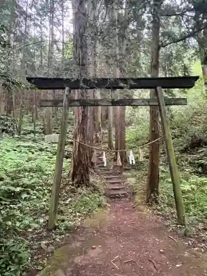 須我神社奥宮の{uncategorized: "未分類", other: "その他", undefined: "問題あり", building: "その他建物", grave: "お墓", sacred_gate: "鳥居", guardian: "狛犬", statue: "像", buddha: "仏像", history: "歴史", nature: "自然", garden: "庭園", animal: "動物", pagoda: "塔", temizu: "手水舎", mountain_gate: "山門・神門", sanctuary: "本殿・本堂", subordinate: "末社・摂社", art: "芸術", scenery: "景色", jizo: "地蔵", ema: "絵馬", goshuin: "御朱印", omikuji: "おみくじ", items: "授与品その他", amulet: "お守り", goshuincho: "御朱印帳", eats: "食事", festival: "お祭り", votive_dance: "神楽", shichigosan: "七五三参", wedding: "結婚式", experience: "体験その他", initially: "初詣", around: "周辺", anti_infection: "感染症対策"}