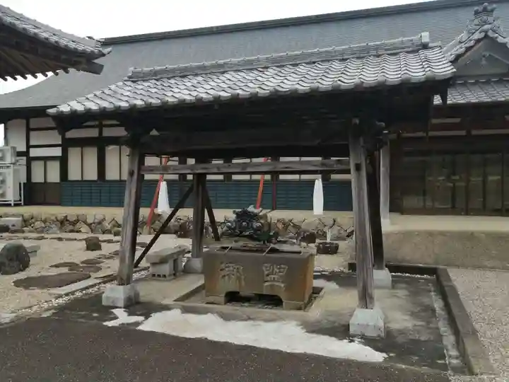 渭信寺の手水舎