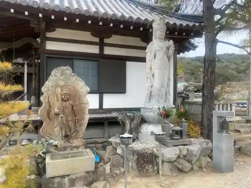 春日寺の{uncategorized: "未分類", other: "その他", undefined: "問題あり", building: "その他建物", grave: "お墓", sacred_gate: "鳥居", guardian: "狛犬", statue: "像", buddha: "仏像", history: "歴史", nature: "自然", garden: "庭園", animal: "動物", pagoda: "塔", temizu: "手水舎", mountain_gate: "山門・神門", sanctuary: "本殿・本堂", subordinate: "末社・摂社", art: "芸術", scenery: "景色", jizo: "地蔵", ema: "絵馬", goshuin: "御朱印", omikuji: "おみくじ", items: "授与品その他", amulet: "お守り", goshuincho: "御朱印帳", eats: "食事", festival: "お祭り", votive_dance: "神楽", shichigosan: "七五三参", wedding: "結婚式", experience: "体験その他", initially: "初詣", around: "周辺", anti_infection: "感染症対策"}