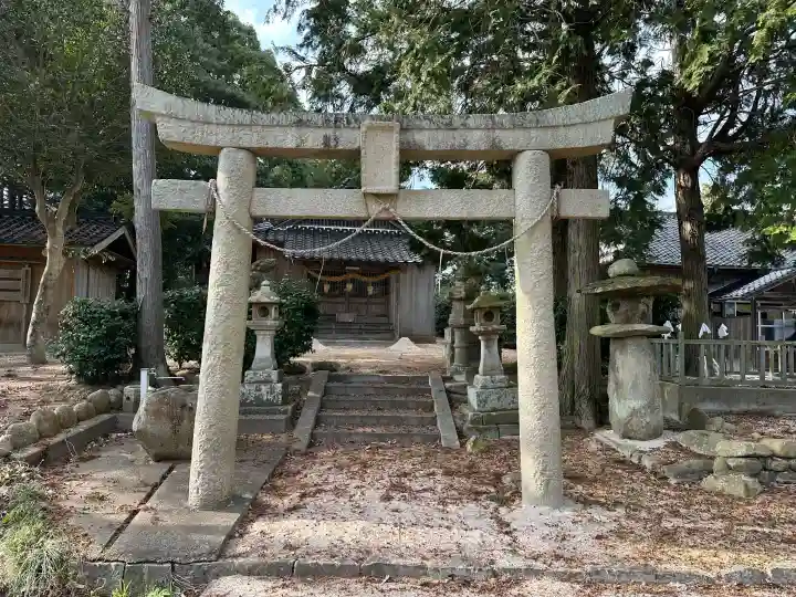 出雲路幸神社の{uncategorized: "未分類", other: "その他", undefined: "問題あり", building: "その他建物", grave: "お墓", sacred_gate: "鳥居", guardian: "狛犬", statue: "像", buddha: "仏像", history: "歴史", nature: "自然", garden: "庭園", animal: "動物", pagoda: "塔", temizu: "手水舎", mountain_gate: "山門・神門", sanctuary: "本殿・本堂", subordinate: "末社・摂社", art: "芸術", scenery: "景色", jizo: "地蔵", ema: "絵馬", goshuin: "御朱印", omikuji: "おみくじ", items: "授与品その他", amulet: "お守り", goshuincho: "御朱印帳", eats: "食事", festival: "お祭り", votive_dance: "神楽", shichigosan: "七五三参", wedding: "結婚式", experience: "体験その他", initially: "初詣", around: "周辺", anti_infection: "感染症対策"}