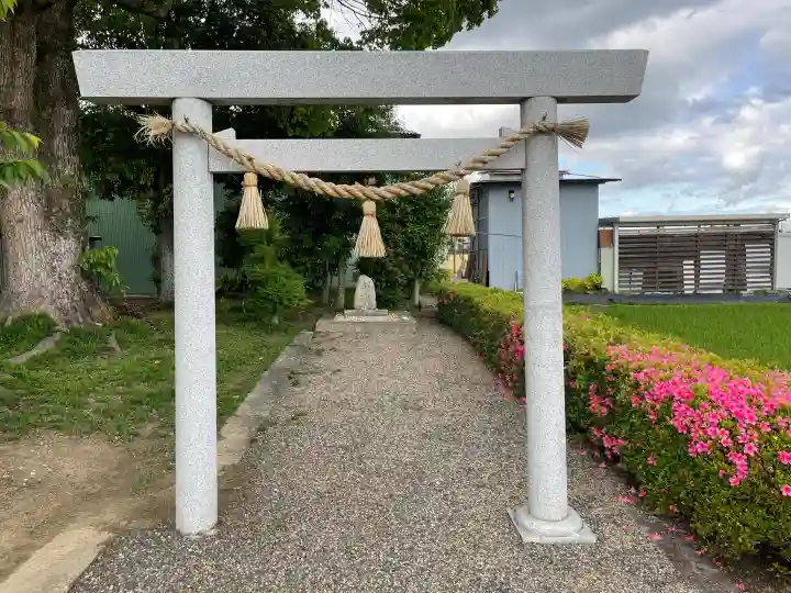 野村神社の{uncategorized: "未分類", other: "その他", undefined: "問題あり", building: "その他建物", grave: "お墓", sacred_gate: "鳥居", guardian: "狛犬", statue: "像", buddha: "仏像", history: "歴史", nature: "自然", garden: "庭園", animal: "動物", pagoda: "塔", temizu: "手水舎", mountain_gate: "山門・神門", sanctuary: "本殿・本堂", subordinate: "末社・摂社", art: "芸術", scenery: "景色", jizo: "地蔵", ema: "絵馬", goshuin: "御朱印", omikuji: "おみくじ", items: "授与品その他", amulet: "お守り", goshuincho: "御朱印帳", eats: "食事", festival: "お祭り", votive_dance: "神楽", shichigosan: "七五三参", wedding: "結婚式", experience: "体験その他", initially: "初詣", around: "周辺", anti_infection: "感染症対策"}
