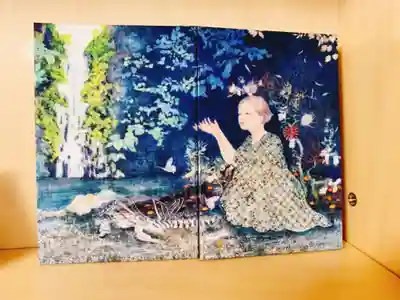 世の中にこんなに美しいご朱印帳が、あっていいのでしょうか。
ある日、お参りの方から、この御朱印帳を差し出される書き手さんは、幸せでしょうねぇ……いや、私だったら緊張して泣きたくなってしまいそうです。
これは、2020年のオンライン写仏『ツナガリイム』で素敵なお手本画を惜しみなく提供くださった、映水さんのオリジナルご朱印帳です。
元になったのは、パリの画壇の登龍門とされる画展、サロン・ドートンヌの2021年入選作品『草木国土悉皆成仏(そうもくこくどしっかいじょうぶつ)』。
100冊限定での御朱印帳化で、売り上げは2023年予定の《〜千人の人を救いたい〜『千手観音プロジェクト・祈り』映水展(仮称)》 のための制作費・運営費に充ててもらえるそうです。
美しい御朱印帳が手元に来る上、千手観音さまにまつわる画展の応援にもなるなんて…と、即買いさせていただきました。
この世に100冊しかないものですし、映水先生のファンの方が見落とされているといけないので、リンク貼っておきますね◎
【工房映水 サロン・ドートンヌ入選記念 特別御朱印帳】
https://eisui.shop/items/61b31cf4d26fa56f65073f7e