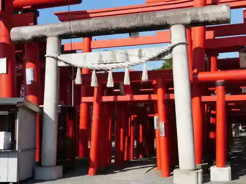 小泉稲荷神社の鳥居