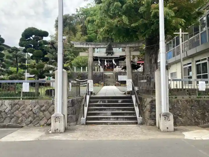諏訪神社の{uncategorized: "未分類", other: "その他", undefined: "問題あり", building: "その他建物", grave: "お墓", sacred_gate: "鳥居", guardian: "狛犬", statue: "像", buddha: "仏像", history: "歴史", nature: "自然", garden: "庭園", animal: "動物", pagoda: "塔", temizu: "手水舎", mountain_gate: "山門・神門", sanctuary: "本殿・本堂", subordinate: "末社・摂社", art: "芸術", scenery: "景色", jizo: "地蔵", ema: "絵馬", goshuin: "御朱印", omikuji: "おみくじ", items: "授与品その他", amulet: "お守り", goshuincho: "御朱印帳", eats: "食事", festival: "お祭り", votive_dance: "神楽", shichigosan: "七五三参", wedding: "結婚式", experience: "体験その他", initially: "初詣", around: "周辺", anti_infection: "感染症対策"}
