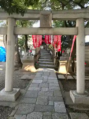 西新井出世稲荷大明神の鳥居