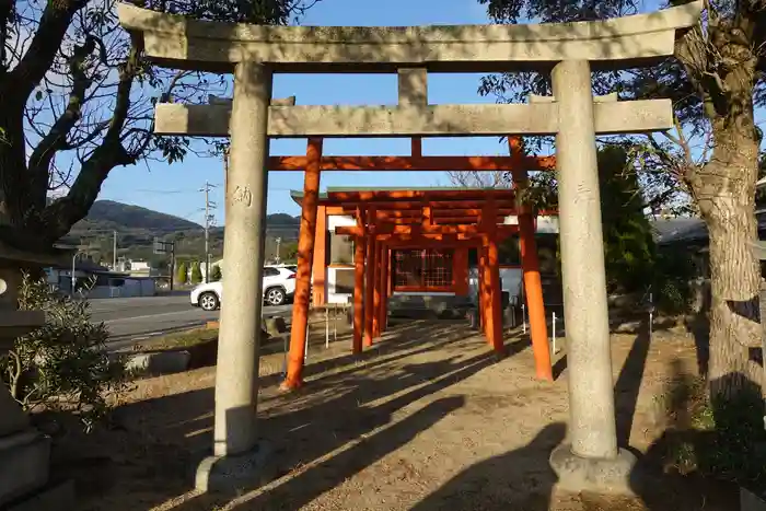 緋之本稲荷神社の本殿