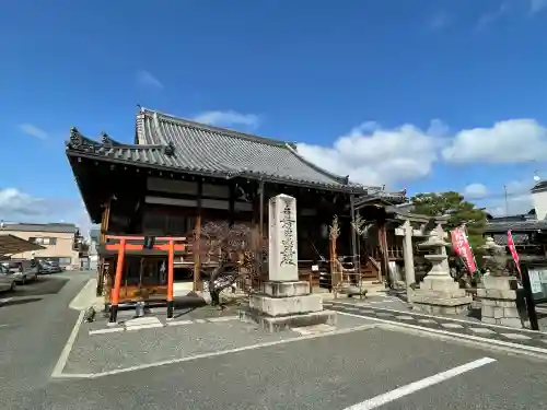 華光寺の{uncategorized: "未分類", other: "その他", undefined: "問題あり", building: "その他建物", grave: "お墓", sacred_gate: "鳥居", guardian: "狛犬", statue: "像", buddha: "仏像", history: "歴史", nature: "自然", garden: "庭園", animal: "動物", pagoda: "塔", temizu: "手水舎", mountain_gate: "山門・神門", sanctuary: "本殿・本堂", subordinate: "末社・摂社", art: "芸術", scenery: "景色", jizo: "地蔵", ema: "絵馬", goshuin: "御朱印", omikuji: "おみくじ", items: "授与品その他", amulet: "お守り", goshuincho: "御朱印帳", eats: "食事", festival: "お祭り", votive_dance: "神楽", shichigosan: "七五三参", wedding: "結婚式", experience: "体験その他", initially: "初詣", around: "周辺", anti_infection: "感染症対策"}
