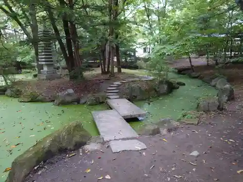 帯廣神社の庭園