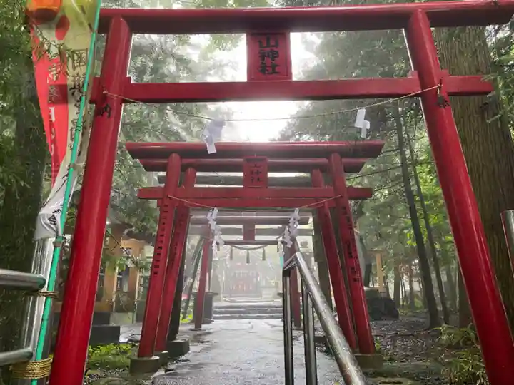 新屋山神社(山梨県)