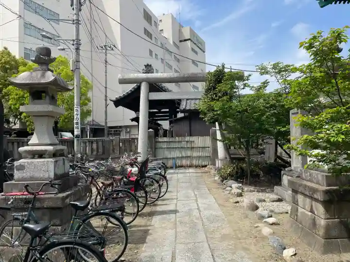 伊奈利神社の{uncategorized: "未分類", other: "その他", undefined: "問題あり", building: "その他建物", grave: "お墓", sacred_gate: "鳥居", guardian: "狛犬", statue: "像", buddha: "仏像", history: "歴史", nature: "自然", garden: "庭園", animal: "動物", pagoda: "塔", temizu: "手水舎", mountain_gate: "山門・神門", sanctuary: "本殿・本堂", subordinate: "末社・摂社", art: "芸術", scenery: "景色", jizo: "地蔵", ema: "絵馬", goshuin: "御朱印", omikuji: "おみくじ", items: "授与品その他", amulet: "お守り", goshuincho: "御朱印帳", eats: "食事", festival: "お祭り", votive_dance: "神楽", shichigosan: "七五三参", wedding: "結婚式", experience: "体験その他", initially: "初詣", around: "周辺", anti_infection: "感染症対策"}