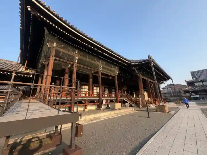 本願寺(西本願寺)の{uncategorized: "未分類", other: "その他", undefined: "問題あり", building: "その他建物", grave: "お墓", sacred_gate: "鳥居", guardian: "狛犬", statue: "像", buddha: "仏像", history: "歴史", nature: "自然", garden: "庭園", animal: "動物", pagoda: "塔", temizu: "手水舎", mountain_gate: "山門・神門", sanctuary: "本殿・本堂", subordinate: "末社・摂社", art: "芸術", scenery: "景色", jizo: "地蔵", ema: "絵馬", goshuin: "御朱印", omikuji: "おみくじ", items: "授与品その他", amulet: "お守り", goshuincho: "御朱印帳", eats: "食事", festival: "お祭り", votive_dance: "神楽", shichigosan: "七五三参", wedding: "結婚式", experience: "体験その他", initially: "初詣", around: "周辺", anti_infection: "感染症対策"}