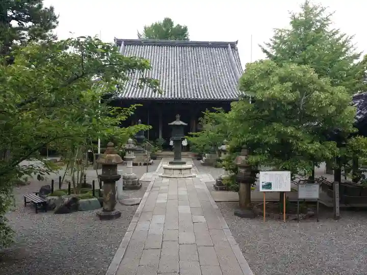穴太寺の本殿・本堂