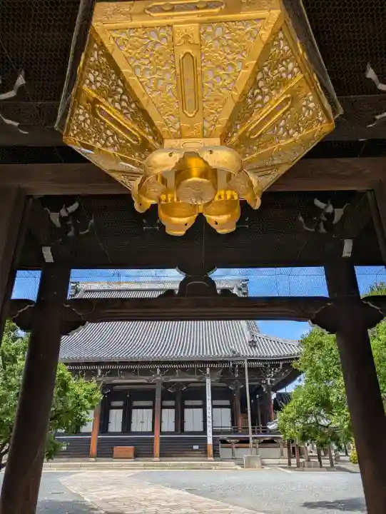 興正寺の{uncategorized: "未分類", other: "その他", undefined: "問題あり", building: "その他建物", grave: "お墓", sacred_gate: "鳥居", guardian: "狛犬", statue: "像", buddha: "仏像", history: "歴史", nature: "自然", garden: "庭園", animal: "動物", pagoda: "塔", temizu: "手水舎", mountain_gate: "山門・神門", sanctuary: "本殿・本堂", subordinate: "末社・摂社", art: "芸術", scenery: "景色", jizo: "地蔵", ema: "絵馬", goshuin: "御朱印", omikuji: "おみくじ", items: "授与品その他", amulet: "お守り", goshuincho: "御朱印帳", eats: "食事", festival: "お祭り", votive_dance: "神楽", shichigosan: "七五三参", wedding: "結婚式", experience: "体験その他", initially: "初詣", around: "周辺", anti_infection: "感染症対策"}