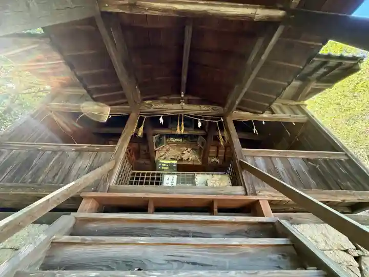 房丸神社の{uncategorized: "未分類", other: "その他", undefined: "問題あり", building: "その他建物", grave: "お墓", sacred_gate: "鳥居", guardian: "狛犬", statue: "像", buddha: "仏像", history: "歴史", nature: "自然", garden: "庭園", animal: "動物", pagoda: "塔", temizu: "手水舎", mountain_gate: "山門・神門", sanctuary: "本殿・本堂", subordinate: "末社・摂社", art: "芸術", scenery: "景色", jizo: "地蔵", ema: "絵馬", goshuin: "御朱印", omikuji: "おみくじ", items: "授与品その他", amulet: "お守り", goshuincho: "御朱印帳", eats: "食事", festival: "お祭り", votive_dance: "神楽", shichigosan: "七五三参", wedding: "結婚式", experience: "体験その他", initially: "初詣", around: "周辺", anti_infection: "感染症対策"}