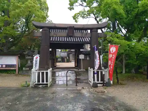 伊勢神社の{uncategorized: "未分類", other: "その他", undefined: "問題あり", building: "その他建物", grave: "お墓", sacred_gate: "鳥居", guardian: "狛犬", statue: "像", buddha: "仏像", history: "歴史", nature: "自然", garden: "庭園", animal: "動物", pagoda: "塔", temizu: "手水舎", mountain_gate: "山門・神門", sanctuary: "本殿・本堂", subordinate: "末社・摂社", art: "芸術", scenery: "景色", jizo: "地蔵", ema: "絵馬", goshuin: "御朱印", omikuji: "おみくじ", items: "授与品その他", amulet: "お守り", goshuincho: "御朱印帳", eats: "食事", festival: "お祭り", votive_dance: "神楽", shichigosan: "七五三参", wedding: "結婚式", experience: "体験その他", initially: "初詣", around: "周辺", anti_infection: "感染症対策"}