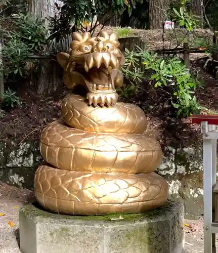日光二荒山神社の{uncategorized: "未分類", other: "その他", undefined: "問題あり", building: "その他建物", grave: "お墓", sacred_gate: "鳥居", guardian: "狛犬", statue: "像", buddha: "仏像", history: "歴史", nature: "自然", garden: "庭園", animal: "動物", pagoda: "塔", temizu: "手水舎", mountain_gate: "山門・神門", sanctuary: "本殿・本堂", subordinate: "末社・摂社", art: "芸術", scenery: "景色", jizo: "地蔵", ema: "絵馬", goshuin: "御朱印", omikuji: "おみくじ", items: "授与品その他", amulet: "お守り", goshuincho: "御朱印帳", eats: "食事", festival: "お祭り", votive_dance: "神楽", shichigosan: "七五三参", wedding: "結婚式", experience: "体験その他", initially: "初詣", around: "周辺", anti_infection: "感染症対策"}