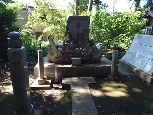 西堀 氷川神社の像