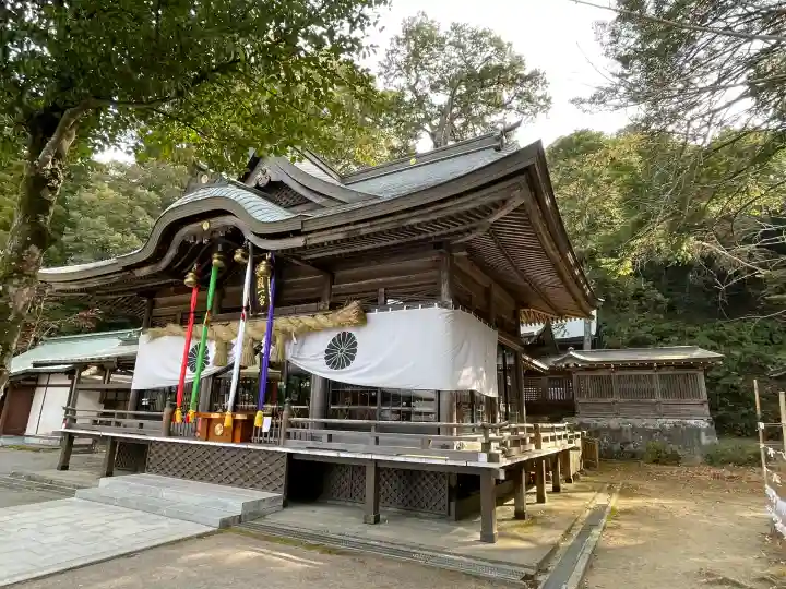 西寒多神社の{uncategorized: "未分類", other: "その他", undefined: "問題あり", building: "その他建物", grave: "お墓", sacred_gate: "鳥居", guardian: "狛犬", statue: "像", buddha: "仏像", history: "歴史", nature: "自然", garden: "庭園", animal: "動物", pagoda: "塔", temizu: "手水舎", mountain_gate: "山門・神門", sanctuary: "本殿・本堂", subordinate: "末社・摂社", art: "芸術", scenery: "景色", jizo: "地蔵", ema: "絵馬", goshuin: "御朱印", omikuji: "おみくじ", items: "授与品その他", amulet: "お守り", goshuincho: "御朱印帳", eats: "食事", festival: "お祭り", votive_dance: "神楽", shichigosan: "七五三参", wedding: "結婚式", experience: "体験その他", initially: "初詣", around: "周辺", anti_infection: "感染症対策"}