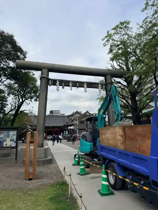 浅草神社の{uncategorized: "未分類", other: "その他", undefined: "問題あり", building: "その他建物", grave: "お墓", sacred_gate: "鳥居", guardian: "狛犬", statue: "像", buddha: "仏像", history: "歴史", nature: "自然", garden: "庭園", animal: "動物", pagoda: "塔", temizu: "手水舎", mountain_gate: "山門・神門", sanctuary: "本殿・本堂", subordinate: "末社・摂社", art: "芸術", scenery: "景色", jizo: "地蔵", ema: "絵馬", goshuin: "御朱印", omikuji: "おみくじ", items: "授与品その他", amulet: "お守り", goshuincho: "御朱印帳", eats: "食事", festival: "お祭り", votive_dance: "神楽", shichigosan: "七五三参", wedding: "結婚式", experience: "体験その他", initially: "初詣", around: "周辺", anti_infection: "感染症対策"}