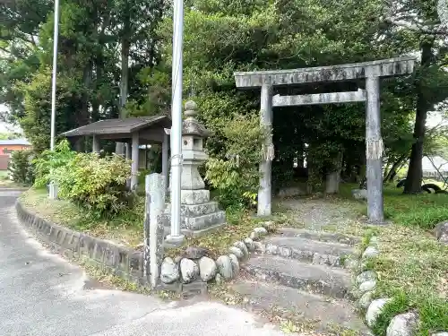 八柱神社 (上村)の{uncategorized: "未分類", other: "その他", undefined: "問題あり", building: "その他建物", grave: "お墓", sacred_gate: "鳥居", guardian: "狛犬", statue: "像", buddha: "仏像", history: "歴史", nature: "自然", garden: "庭園", animal: "動物", pagoda: "塔", temizu: "手水舎", mountain_gate: "山門・神門", sanctuary: "本殿・本堂", subordinate: "末社・摂社", art: "芸術", scenery: "景色", jizo: "地蔵", ema: "絵馬", goshuin: "御朱印", omikuji: "おみくじ", items: "授与品その他", amulet: "お守り", goshuincho: "御朱印帳", eats: "食事", festival: "お祭り", votive_dance: "神楽", shichigosan: "七五三参", wedding: "結婚式", experience: "体験その他", initially: "初詣", around: "周辺", anti_infection: "感染症対策"}