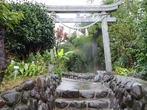 横浜御嶽神社の鳥居