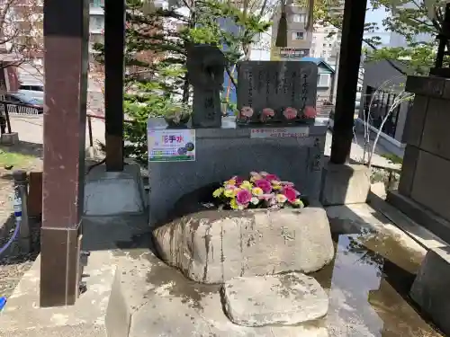 手稲神社の{uncategorized: "未分類", other: "その他", undefined: "問題あり", building: "その他建物", grave: "お墓", sacred_gate: "鳥居", guardian: "狛犬", statue: "像", buddha: "仏像", history: "歴史", nature: "自然", garden: "庭園", animal: "動物", pagoda: "塔", temizu: "手水舎", mountain_gate: "山門・神門", sanctuary: "本殿・本堂", subordinate: "末社・摂社", art: "芸術", scenery: "景色", jizo: "地蔵", ema: "絵馬", goshuin: "御朱印", omikuji: "おみくじ", items: "授与品その他", amulet: "お守り", goshuincho: "御朱印帳", eats: "食事", festival: "お祭り", votive_dance: "神楽", shichigosan: "七五三参", wedding: "結婚式", experience: "体験その他", initially: "初詣", around: "周辺", anti_infection: "感染症対策"}
