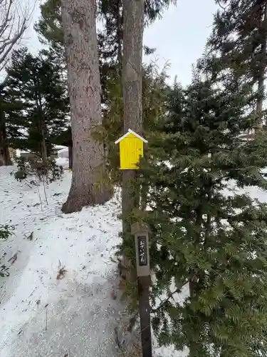 西野神社の{uncategorized: "未分類", other: "その他", undefined: "問題あり", building: "その他建物", grave: "お墓", sacred_gate: "鳥居", guardian: "狛犬", statue: "像", buddha: "仏像", history: "歴史", nature: "自然", garden: "庭園", animal: "動物", pagoda: "塔", temizu: "手水舎", mountain_gate: "山門・神門", sanctuary: "本殿・本堂", subordinate: "末社・摂社", art: "芸術", scenery: "景色", jizo: "地蔵", ema: "絵馬", goshuin: "御朱印", omikuji: "おみくじ", items: "授与品その他", amulet: "お守り", goshuincho: "御朱印帳", eats: "食事", festival: "お祭り", votive_dance: "神楽", shichigosan: "七五三参", wedding: "結婚式", experience: "体験その他", initially: "初詣", around: "周辺", anti_infection: "感染症対策"}